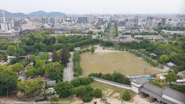 ausblick vom turm des schloss auf die stadt himeji