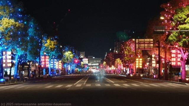 beleuchtete otemae-dori im zentrum von himeji