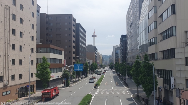 blick auf die shiokoji dori und  den kyoto tower