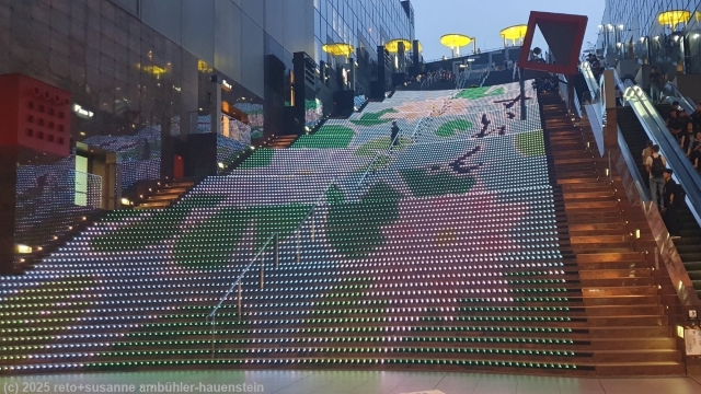beleuchtete treppe im bahnhof kyoto