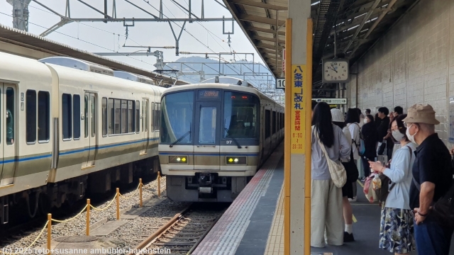 lokalzug im bahnhof kyoto