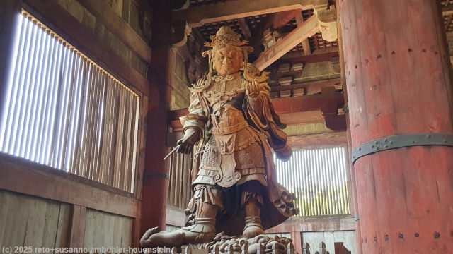 waechter im daibutsuden beim todaiji tempel in nara