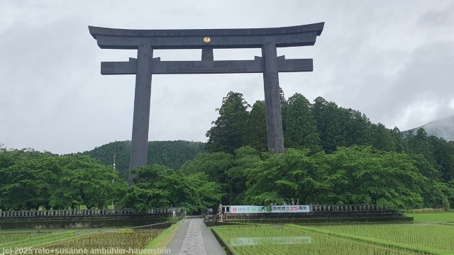 wanderweg durch das riesige oyunohara torii bei hongu