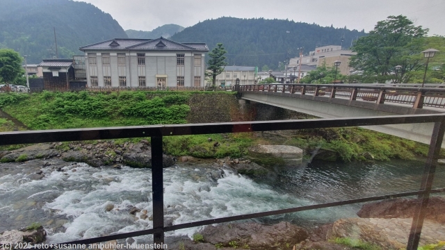 bruecke ueber den yoshida river in gujo hachiman