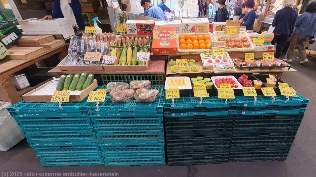 verkaufststand mit gemuese und fruechten im omicho markt in kanazawa