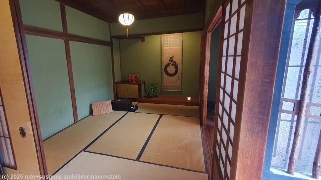 traditioneller raum in einem teehaus im higashi chaya distrikt in kanazawa