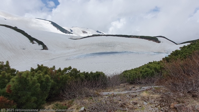 zugefrorener mikuriga pond an der kleinen rundwanderung bei murodo entlang der alpine route