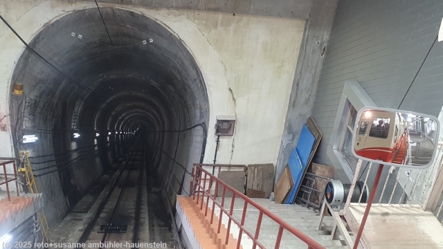 bergstation kurobedaira der standseilbahn zum kurobe damm  entlang der alpine route
