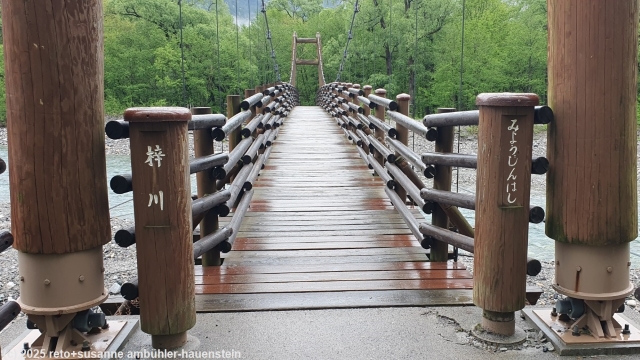 myojin bruecke ueber den azusa river bei kamikochi
