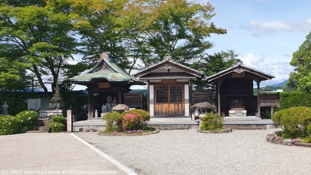kleine schreine im asahigaoka park entlang des nakasendo in nakatsugawa