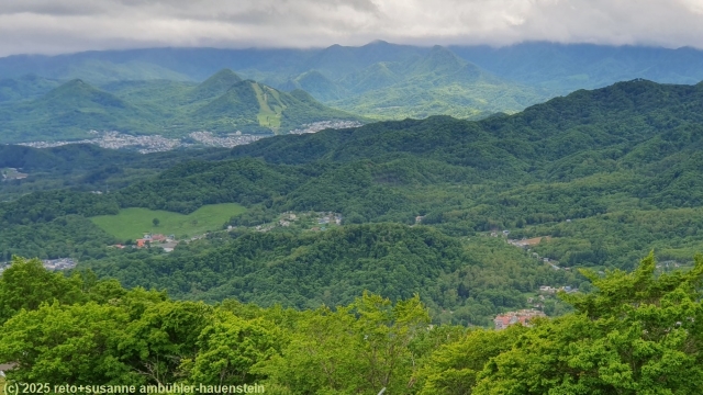 blick auf skigebiet vom mount moiwa in sapporo