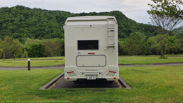 heckansicht des campers ZIL 520 B der firma kegani camp