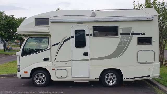 linke seite des campers ZIL 520 B der firma kegani camp