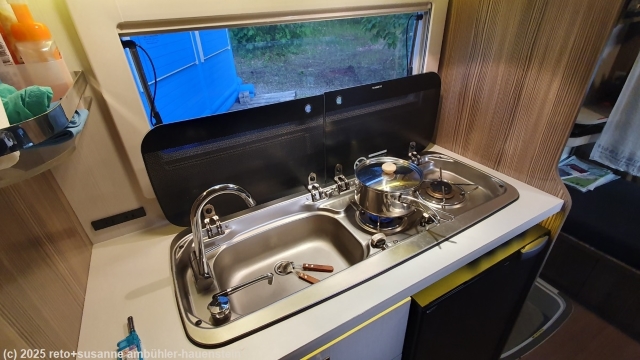 spuehlbecken und kochherd im camper ZIL 520 B der firma kegani camp