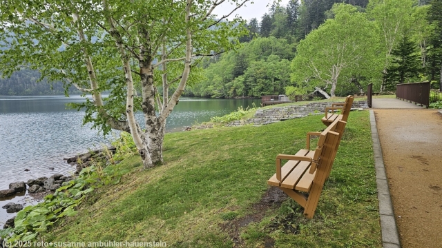 sitzbaenke am ufer des lake shikaribetsu