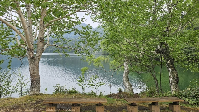 blick vom ufer ueber den lake shikaribetsu
