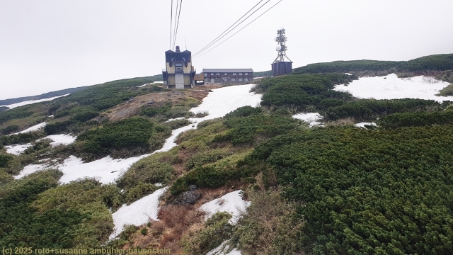 blick aus der kabine der asahidake ropeway auf die bergstation sugatami
