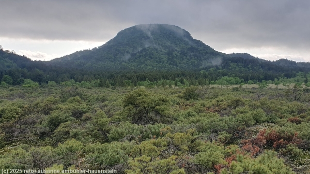 blick auf den mount io vom tsutsujigahara nature trail im akan-mashu nationalpark