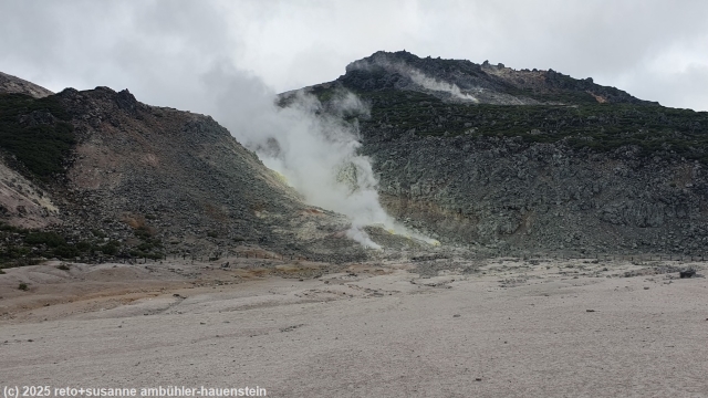 dampf ueber den heissen quellen nahe des mount io rest house im akan-mashu nationalpark