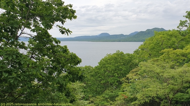 blick vom wakoto nature trail im akan-mashu nationalpark auf den lake kussharo