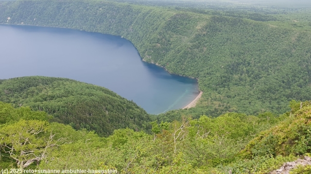 blick vom gipfel des mount mashu auf sandstrand am lake mashu im akan-mashu nationalpark