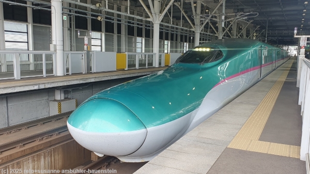 shinkansen HAYABUSA 30 nach tokyo im bahnhof shin-hakodate-hokuto