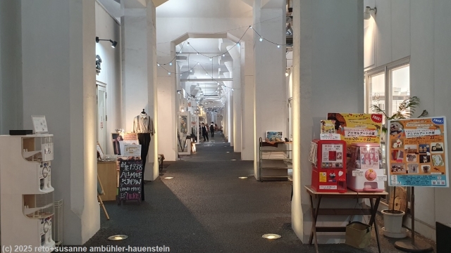 aki-oka artisan - laeden mit kunsthandwerk unter den erhoehten bahngleisen in tokyo