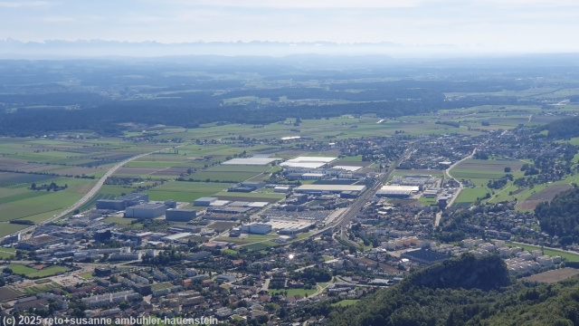 herrliches alpenpanorama vom aussichtspunkt auf der roggenflue mit oensingen im vordergrund