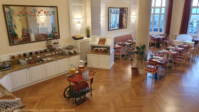 fruehstuecksbuffet im "salle chandelier" des grand hotel des rasses