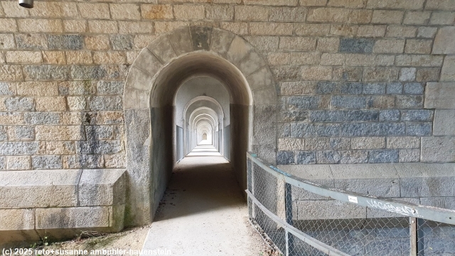fussweg durch die eisenbahnbruecke bei vallorbe