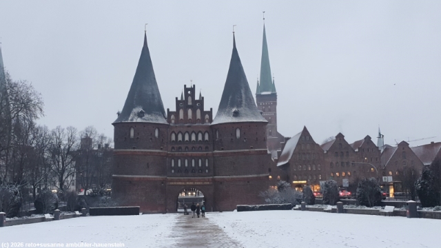 holstentor - zugang zum stadtzentrum von luebeck