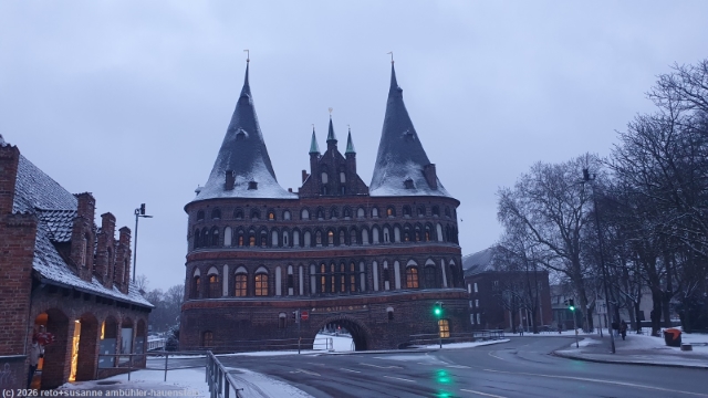 dem stadtzentrum zugewandte seite des holstentor in luebeck