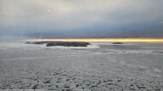 kleine inseln im zugefrorenen golf von finnland