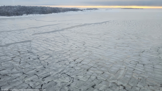 kleine inseln im zugefrorenen golf von finnland
