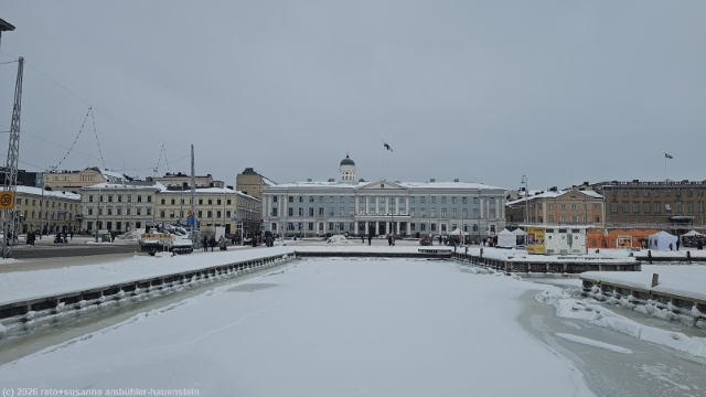 die bucht des hafens von helsinki ist zugefroren