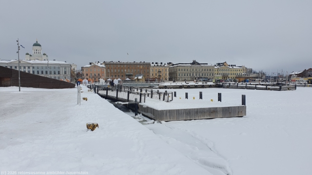 die bucht des hafens von helsinki ist zugefroren