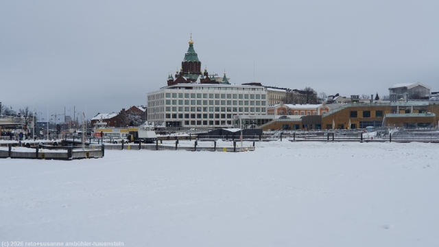 die bucht des hafens von helsinki ist zugefroren