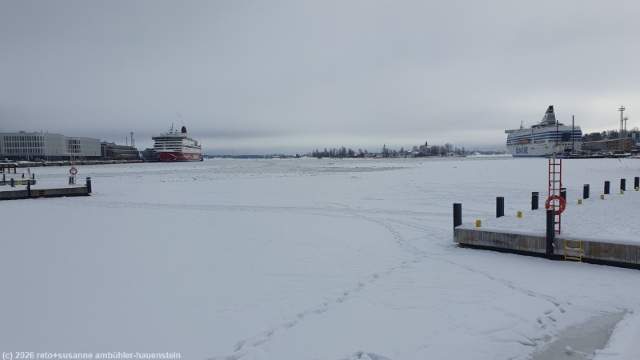 die bucht des hafens von helsinki ist zugefroren