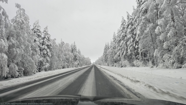 strasse 20 von oulu nach pudasjaervi durch winterliche landschaft
