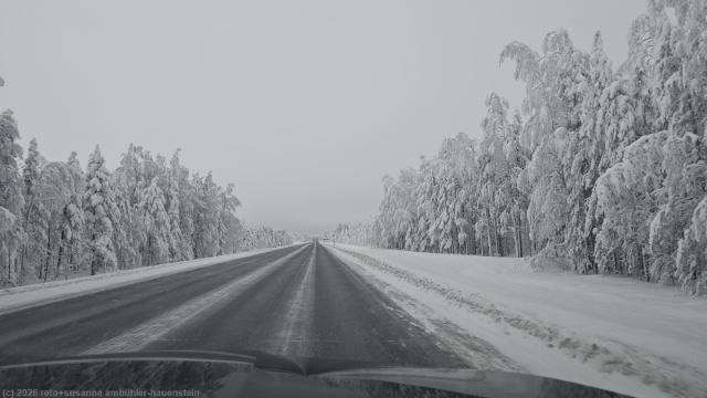 strasse 20 von oulu nach pudasjaervi durch winterliche landschaft