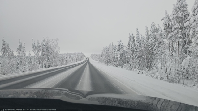 strasse 20 von oulu nach pudasjaervi durch winterliche landschaft