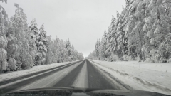strasse 20 von oulu nach pudasjaervi durch winterliche landschaft