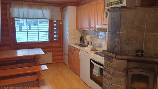 kueche und esstisch in unserem haus auf dem camping hossan lumo