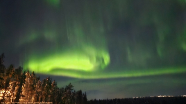 polarlichter ueber dem yli-kitka beim holiday village himmerki bei posio