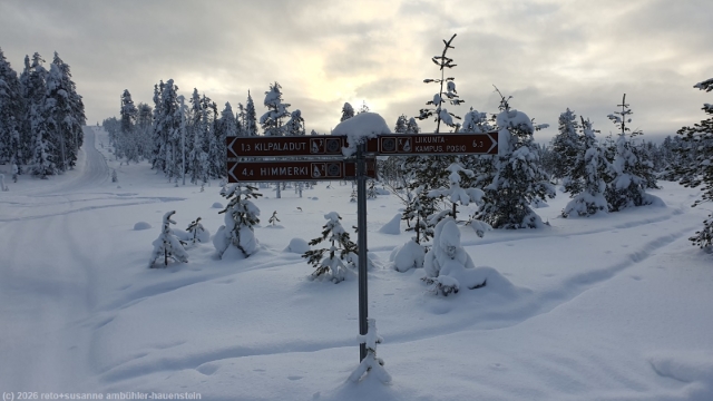 wegweiser an loipenkreuzung bei posio