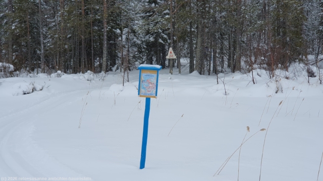 schilder an der loipe posionjaerven aurinkolatu