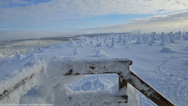blick auf die winterlandschaft vom ruuhitunturi naekoetorni bei sallatunturi