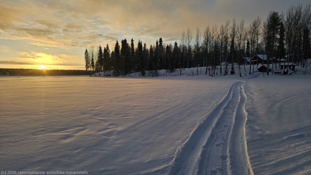 abendsonne ueber dem pyhaejaervi vor unserem haus bei salla (16:50)