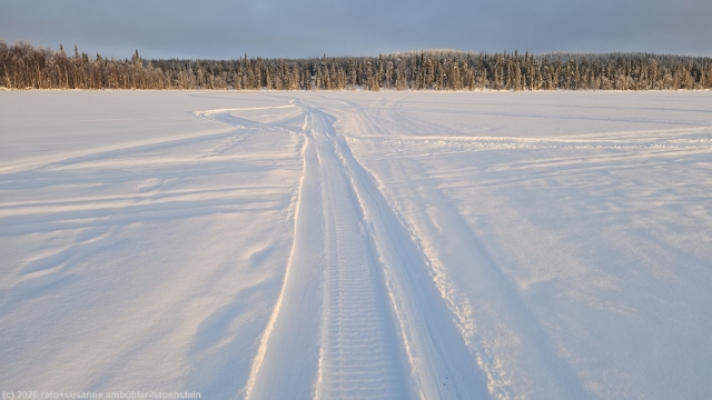 rosa-oranges licht der abendsonne ueber dem pyhaejaervi vor unserem haus bei salla (16:52)