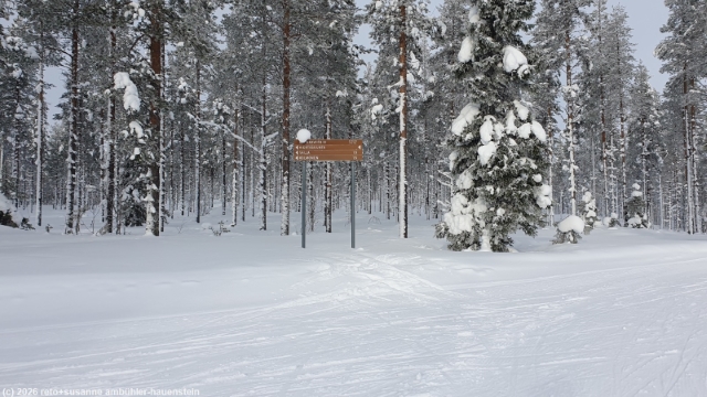 wegweiser an der loipe kalliojaerven lenkki richtung salla